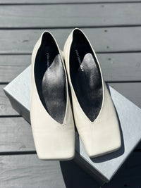 Yuko Cream slip on