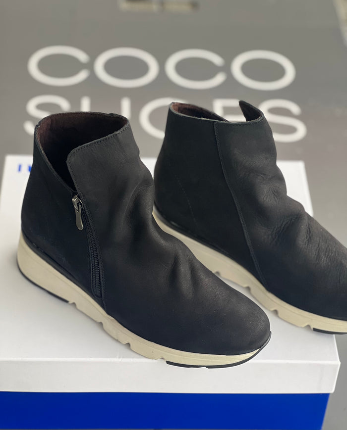 Neo Nubuck black ankle boot with white sole 20962NE